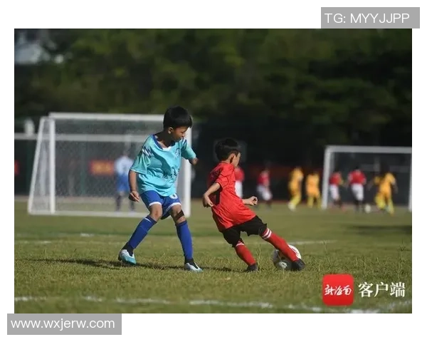 在绿茵场上尽情挥洒汗水足踢足球带来的快乐与激情